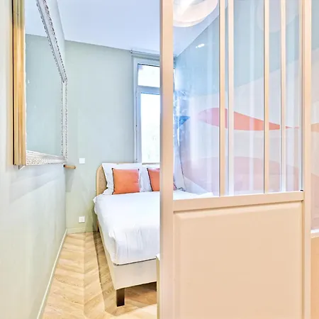 Small Air-conditioned - Pereire Апартаменты Париж